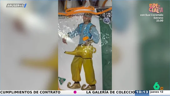 La indignación de un hombre al ver el viral disfraz de Aladdín que solo funciona si "le tocas la lámpara": "¿Me concederá los tres deseos?" La indignación de un hombre al ver el viral disfraz de Aladdín que solo funciona si "le tocas la lámpara": "¿Me concederá los tres deseos?"