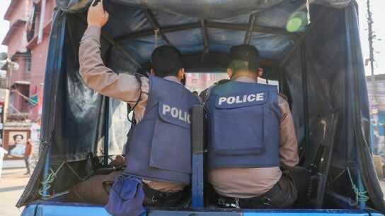 Miembros de la Polic&iacute;a de Banglad&eacute;s patrullan durante las 13&ordf; elecciones generales nacionales.