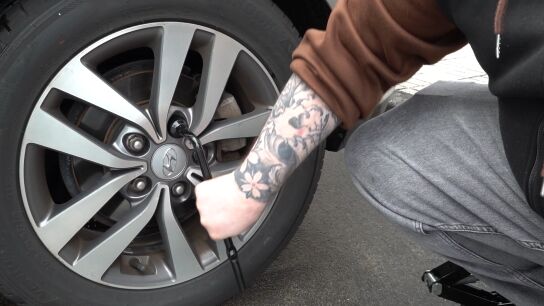 Hombre cambiando una rueda