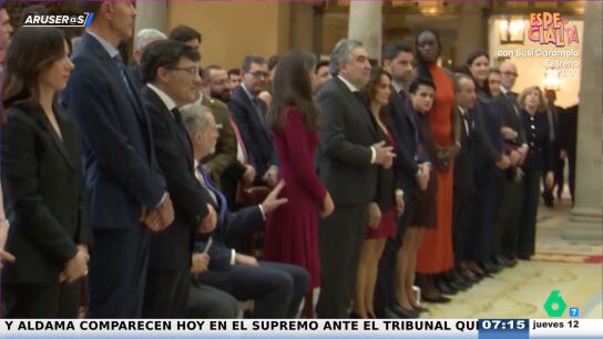 El toque viral del rey Felipe a la reina Letizia en la cadera para que se siente: esta es su divertida reacci&oacute;n