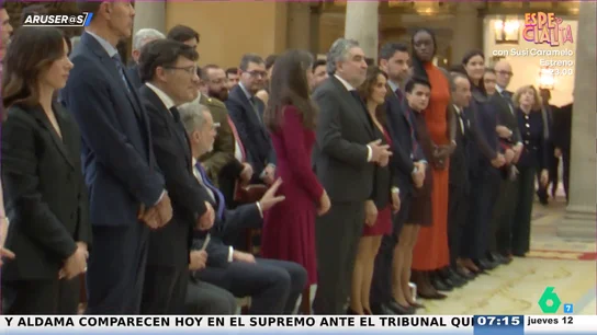 El toque viral del rey Felipe a la reina Letizia en la cadera para que se siente: esta es su divertida reacción El toque viral del rey Felipe a la reina Letizia en la cadera para que se siente: esta es su divertida reacción