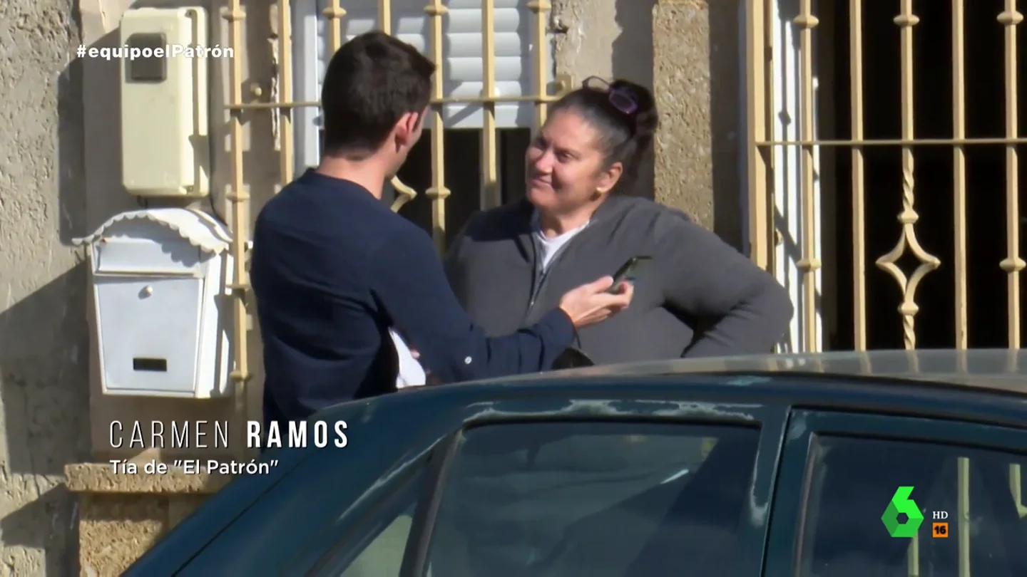 Así explica la tía de 'El Patrón' por qué tiene un Porsche Panamera: "Me dan tres pagas y mi marido cobra 504 euros" Así explica la tía de 'El Patrón' por qué tiene un Porsche Panamera: "Me dan tres pagas y mi marido cobra 504 euros"