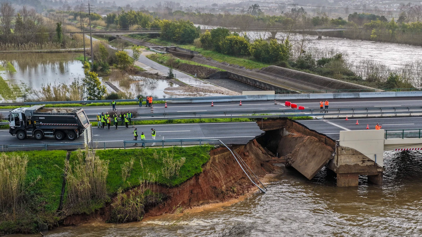 La autovía A-1 a la altura de Coímbra (Portugal), colapsada tras las lluvias La autovía A-1 a la altura de Coímbra (Portugal), colapsada tras las lluvias