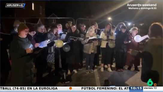Unos vecinos cantan "cumplea&ntilde;os feliz" a un socav&oacute;n que bloquea su pueblo en se&ntilde;al de protesta