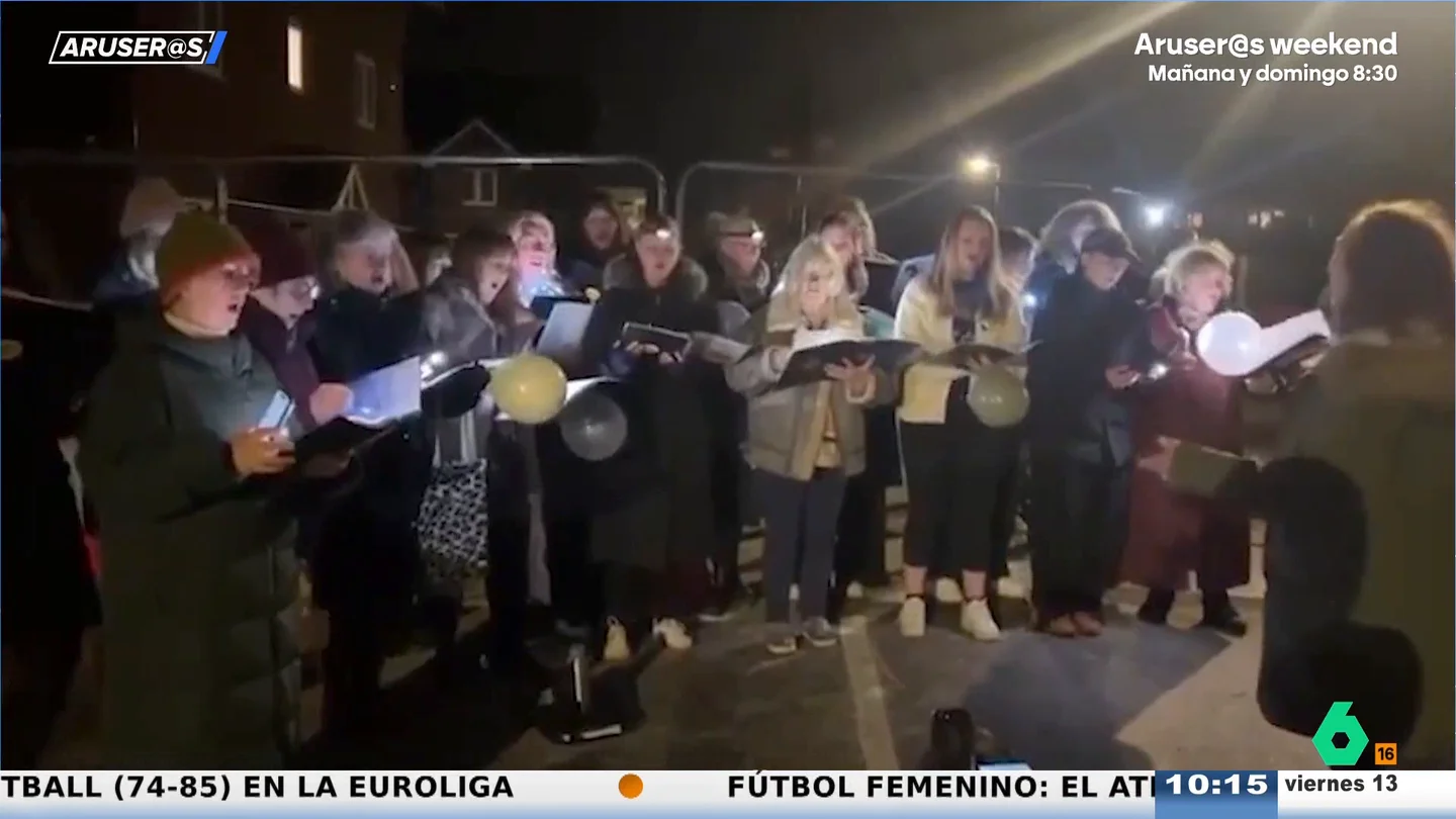 Unos vecinos cantan "cumpleaños feliz" a un socavón que bloquea su pueblo en señal de protesta Unos vecinos cantan "cumpleaños feliz" a un socavón que bloquea su pueblo en señal de protesta