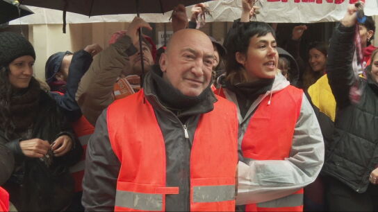 La presi&oacute;n vecinal logra aplazar el desahucio en Madrid de Mariano, el jubilado al que la Iglesia quiere dejar en la calle