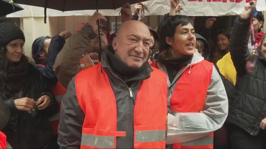 La presión vecinal logra aplazar el desahucio en Madrid de Mariano, el jubilado al que la Iglesia quiere dejar en la calle La presión vecinal logra aplazar el desahucio en Madrid de Mariano, el jubilado al que la Iglesia quiere dejar en la calle