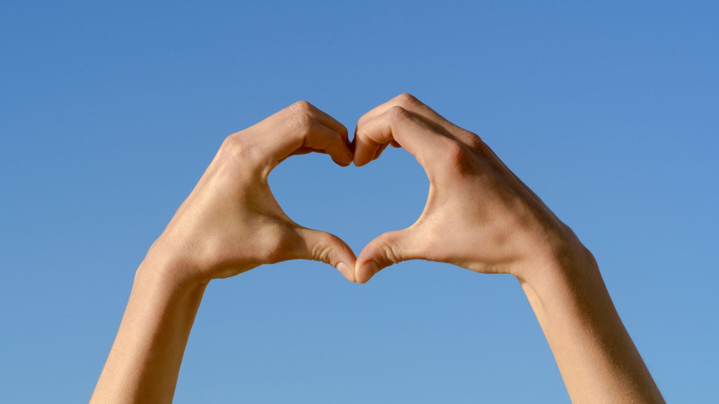 Manos con forma de coraz&oacute;n, amor, San Valent&iacute;n