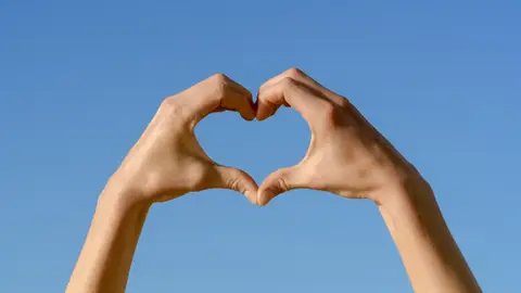 Manos con forma de corazón, amor, San Valentín Manos con forma de corazón, amor, San Valentín