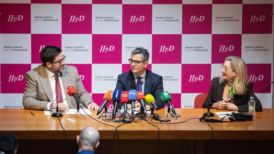 El alcalde de Ávila, Jesús Manuel Sánchez Cabrera, el ministro de Presidencia, Justicia y Relaciones con las Cortes, Félix Bolaños, y la jueza del Secretariado de Juezas y Jueces para la Democracia, María Concepción Roig, durante una rueda de prensa El alcalde de Ávila, Jesús Manuel Sánchez Cabrera, el ministro de Presidencia, Justicia y Relaciones con las Cortes, Félix Bolaños, y la jueza del Secretariado de Juezas y Jueces para la Democracia, María Concepción Roig, durante una rueda de prensa