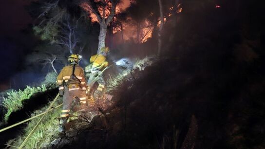 Bomberos en las tareas de extinci&oacute;n del fuego en Cabo Ti&ntilde;oso, Cartagena.
