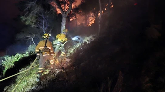 Bomberos en las tareas de extinción del fuego en Cabo Tiñoso, Cartagena. Bomberos en las tareas de extinción del fuego en Cabo Tiñoso, Cartagena.