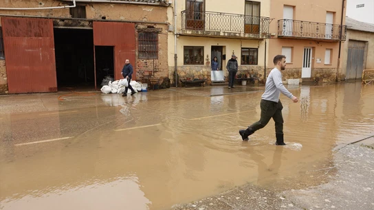 Calles inundadas por el desbordamiento del río Duero en San Esteban de Gormaz, Soria. Calles inundadas por el desbordamiento del río Duero en San Esteban de Gormaz, Soria.