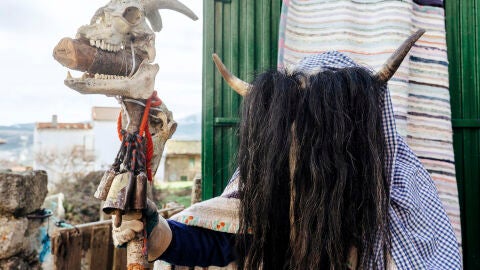 Navalosa celebra el Domingo Gordo de Carnaval, con sus ancestrales 'Cucurrumachos', una fiesta declarada de Interés Turístico Regional