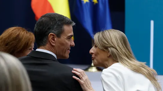 Sánchez se suma a la foto con los sindicatos para la firma de la nueva subida del 3,1% del salario mínimo Sánchez se suma a la foto con los sindicatos para la firma de la nueva subida del 3,1% del salario mínimo