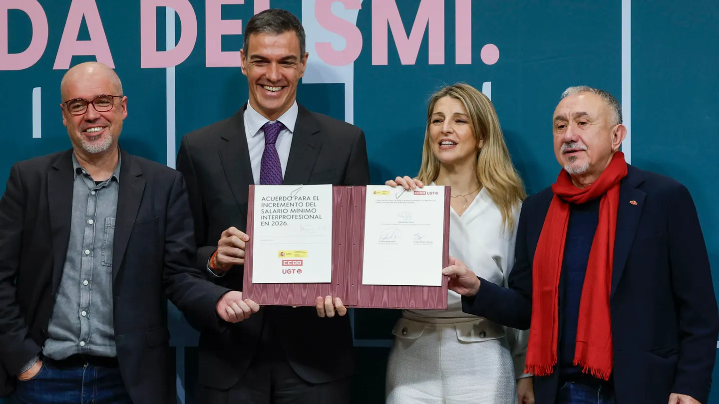 Sánchez respalda a Díaz y a los sindicatos en la firma de la subida del SMI y afea la ausencia de la patronal Sánchez respalda a Díaz y a los sindicatos en la firma de la subida del SMI y afea la ausencia de la patronal