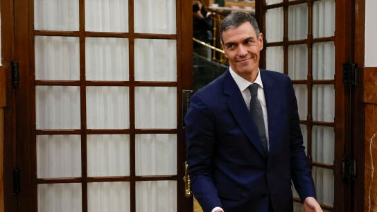 El presidente del Gobierno, Pedro S&aacute;nchez, abandona el hemiciclo del Congreso.