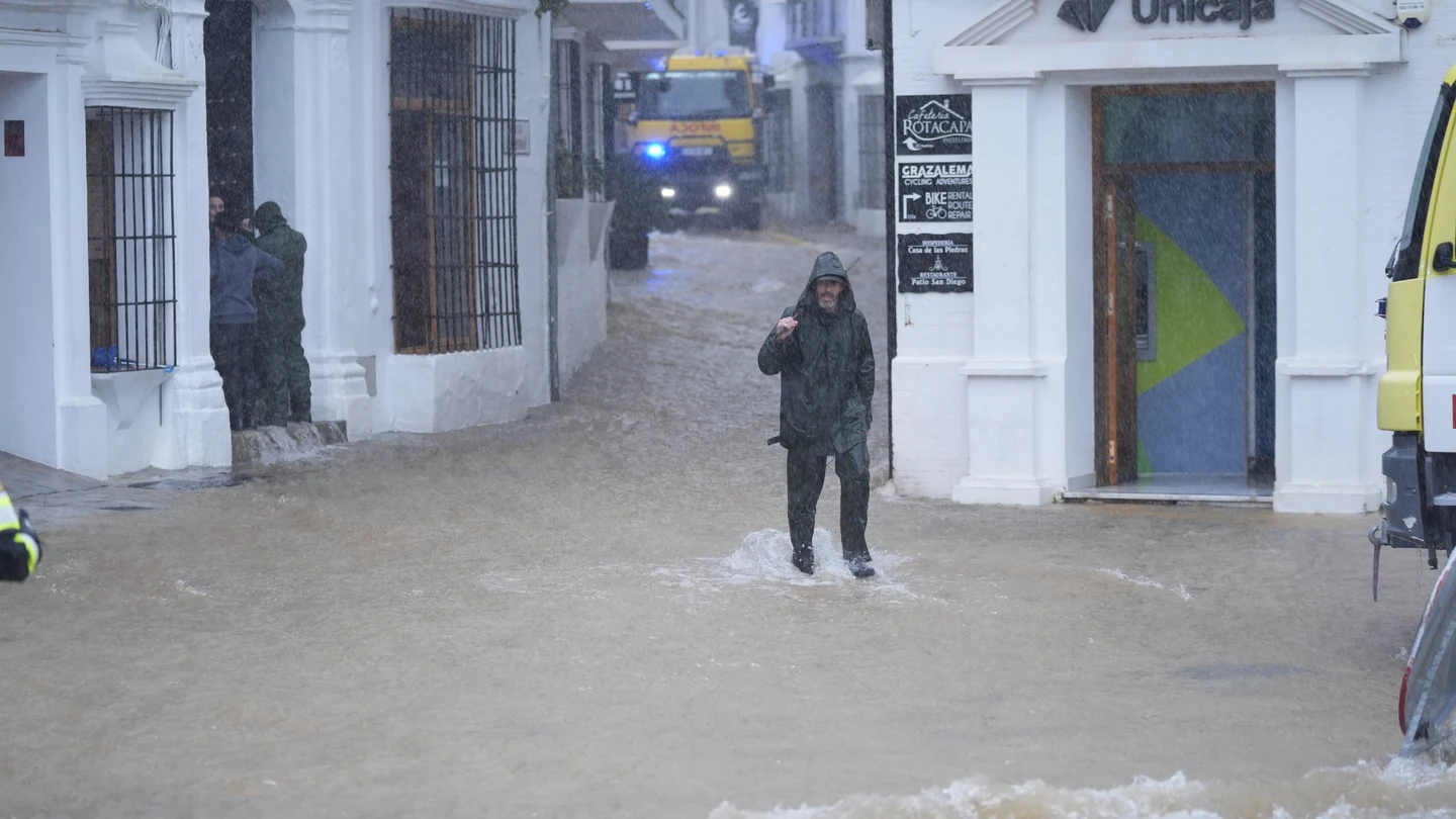 Calle convertida en río en la localidad gaditana de Grazalema tras el paso de la borrasca Leonardo Calle convertida en río en la localidad gaditana de Grazalema tras el paso de la borrasca Leonardo