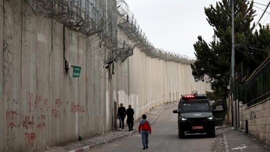 La polic&iacute;a fronteriza israel&iacute; vigila la barrera de separaci&oacute;n israel&iacute; en Al Ram, que divide Jerusal&eacute;n de Cisjordania. 