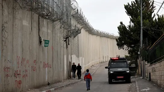 La policía fronteriza israelí vigila la barrera de separación israelí en Al Ram, que divide Jerusalén de Cisjordania. La policía fronteriza israelí vigila la barrera de separación israelí en Al Ram, que divide Jerusalén de Cisjordania.