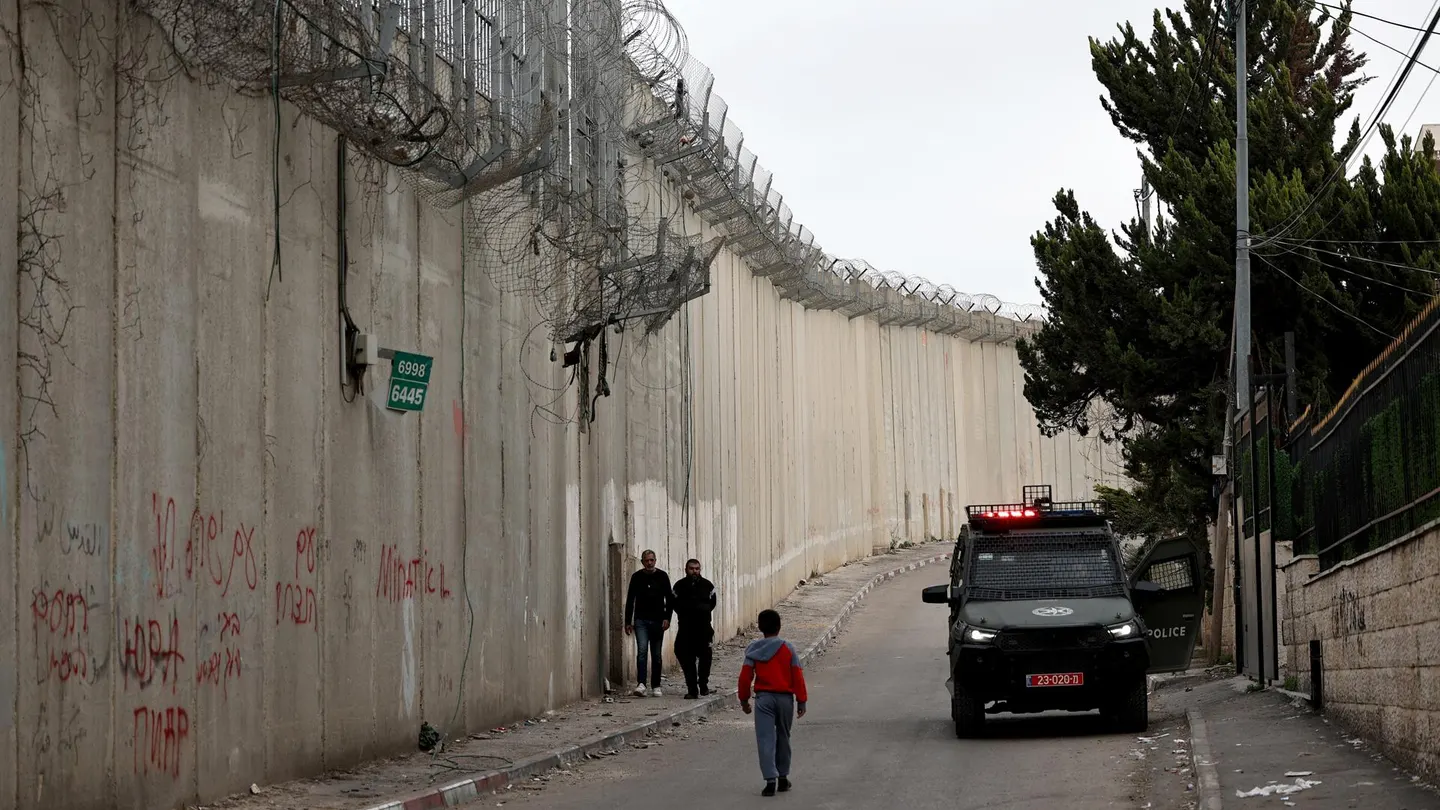 La policía fronteriza israelí vigila la barrera de separación israelí en Al Ram, que divide Jerusalén de Cisjordania. La policía fronteriza israelí vigila la barrera de separación israelí en Al Ram, que divide Jerusalén de Cisjordania.