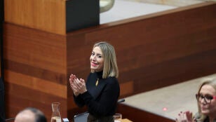 La presidenta en funciones de Extremadura, Mar&iacute;a Guardiola (c) durante la Asamblea de Extremadura que celebra su sesi&oacute;n constitutiva