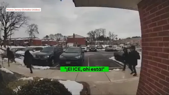 La huida despavorida de unos niños que esperaban el autobús escolar al ver llegar al ICE La huida despavorida de unos niños que esperaban el autobús escolar al ver llegar al ICE