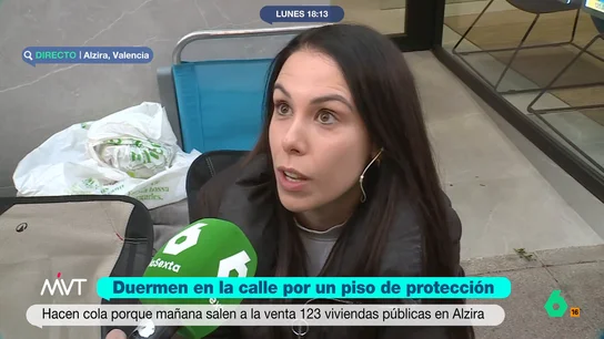 Una joven de Alzira explica sus razones para acampar para acceder a una VPP: "No hay otra, quien algo quiere algo le cuesta" En este municipio de la provincia de Valencia se van a construir 123 viviendas de Protección Pública. Ante el excesivo precio de la vivienda, muchos vecinos de la localidad han decidido acampar frente a la inmobiliaria que gestiona la promoción.