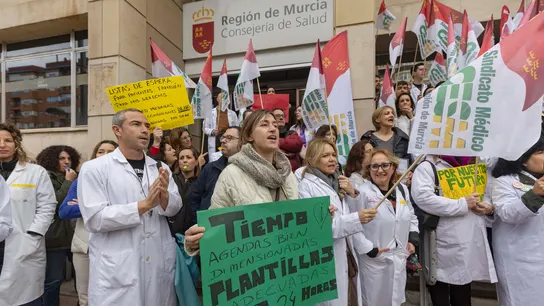 Centenares de médicos se han concentrado frente a la Consejería de Salud de Murcia Centenares de médicos se han concentrado frente a la Consejería de Salud de Murcia