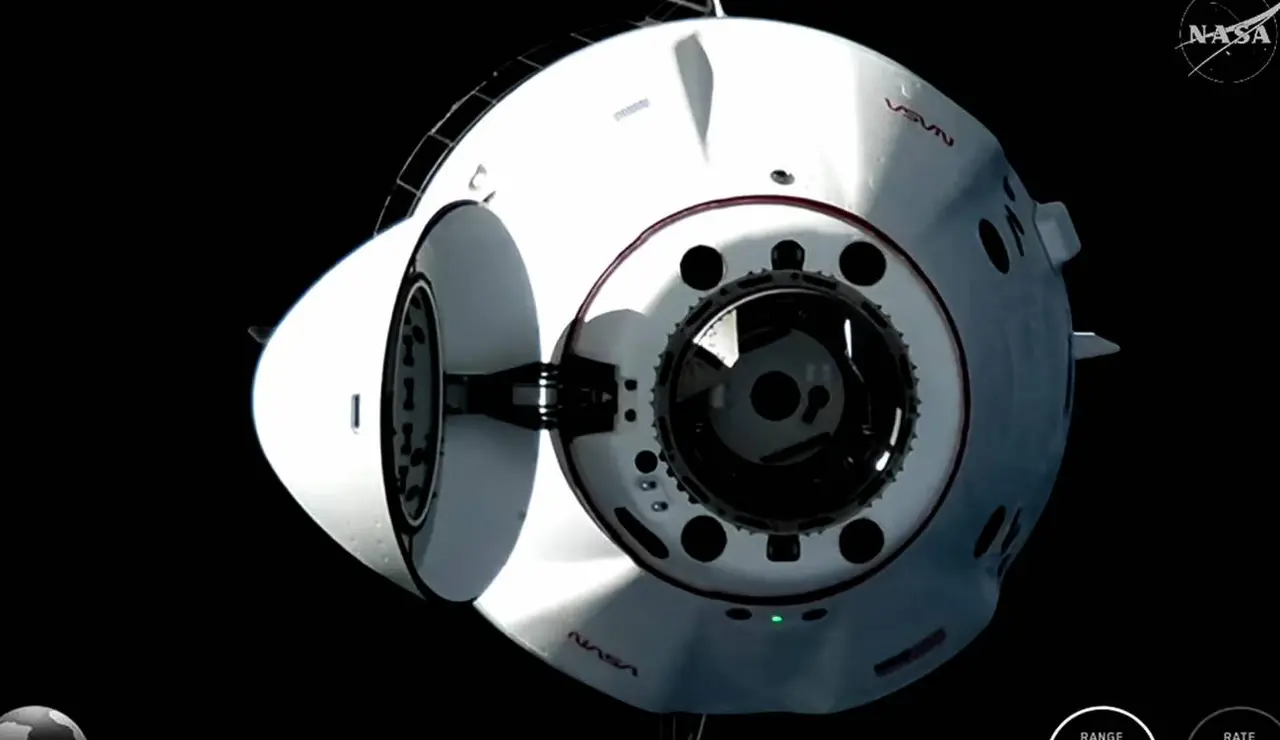Nave de la misión Crew-12 llegando a la Estación Espacial Internacional