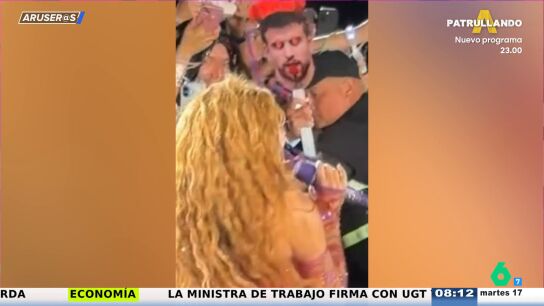 La divertida reacci&oacute;n de Shakira al ver una careta de Gerard Piqu&eacute; entre sus fans en pleno concierto