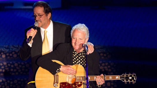 Tom Kelly y Billy Steinberg act&uacute;an en el escenario durante los Premios del Sal&oacute;n de la Fama de los Compositores en Nueva York