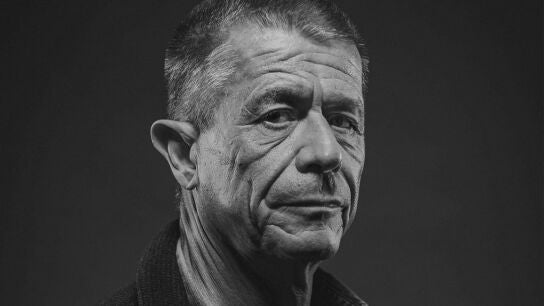 El escritor Emmanuel Carr&egrave;re en una imagen promocional