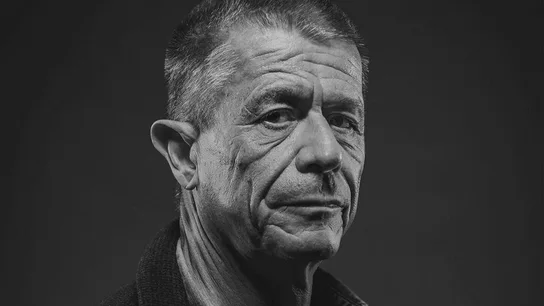 El escritor Emmanuel Carrère en una imagen promocional El escritor Emmanuel Carrère en una imagen promocional