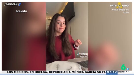 Se pone unas esposas, se ata a la mesa y congela la llave: el curioso m&eacute;todo para estudiar de una joven