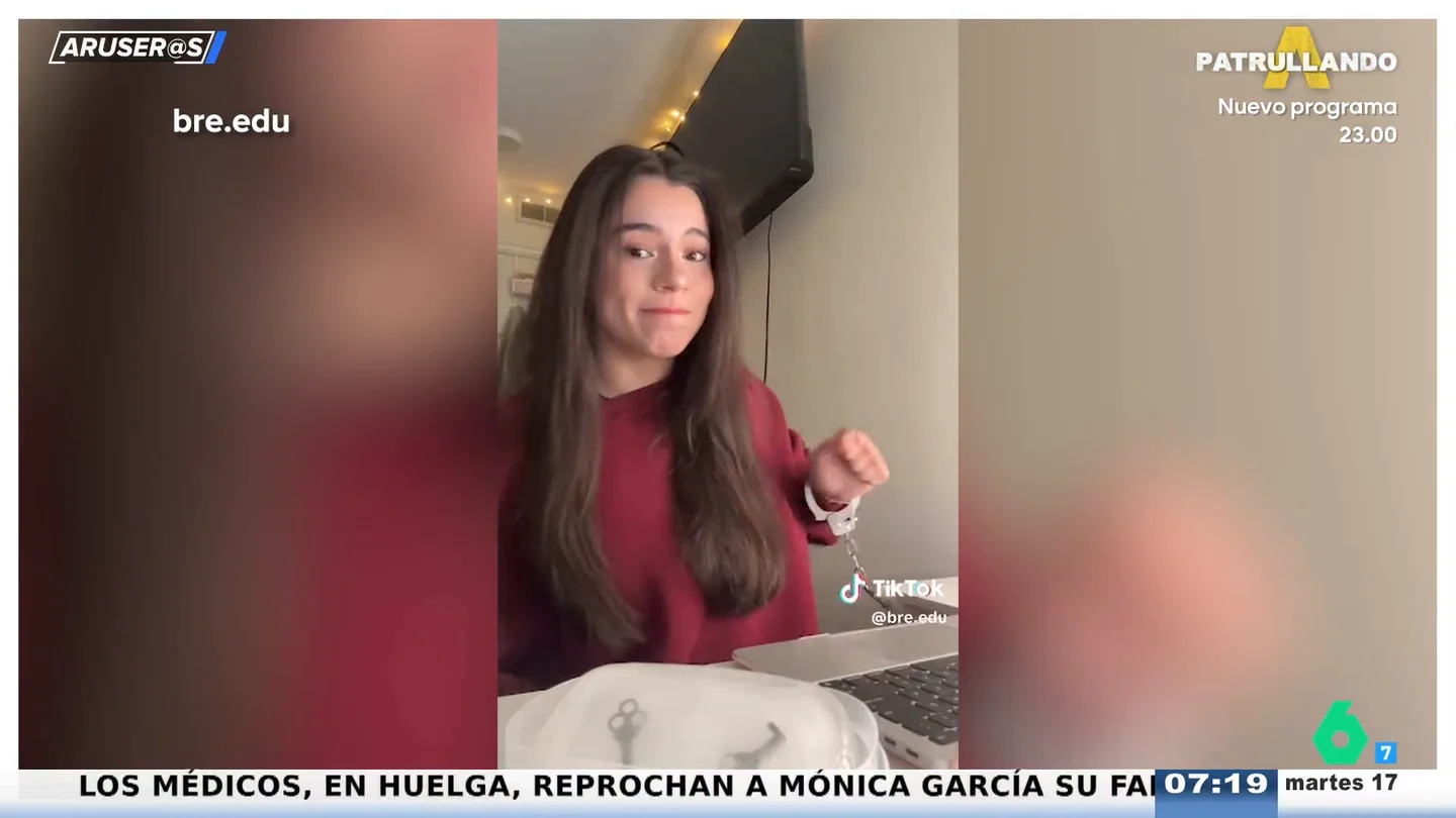 Se pone unas esposas, se ata a la mesa y congela la llave: el curioso método para estudiar de una joven Se pone unas esposas, se ata a la mesa y congela la llave: el curioso método para estudiar de una joven