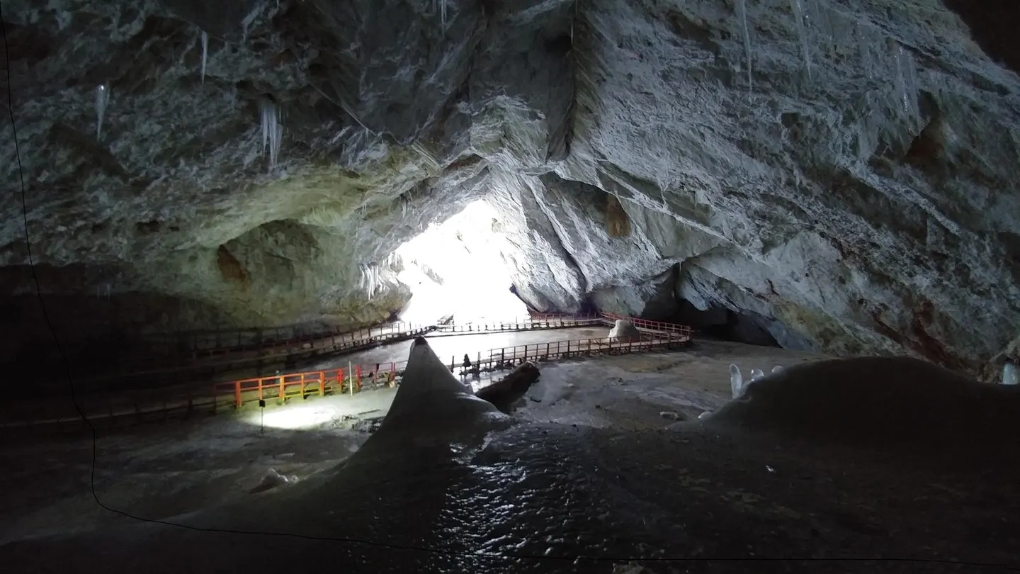 Imagen de la cueva de hielo Scarisoara (Rumanía) Imagen de la cueva de hielo Scarisoara (Rumanía)