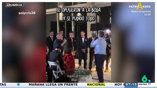 Interrumpen el "que hable ahora o calle para siempre" en una boda para negociar f&uacute;tbol y cartas