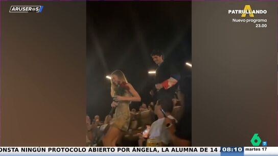 Margot Robbie y Jacob Elordi reparten por sorpresa rosas en un cine a los fans de Cumbres Borrascosas