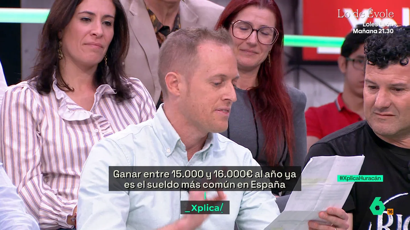 Un empresario enseña la nómina de un trabajador a un estudiante: "De lo que yo pago percibe el 60%" Un empresario enseña la nómina de un trabajador a un estudiante: "De lo que yo pago percibe el 60%"