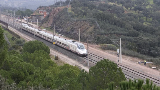 Un tren de AVE a su paso por el tramo de vía donde ocurrió el accidente de Adamuz Un tren AVE a su paso por el tramo de vía, completamente restaurado, donde ocurrió el trágico accidente del pasado 18 de enero en Adamuz (Córdoba)