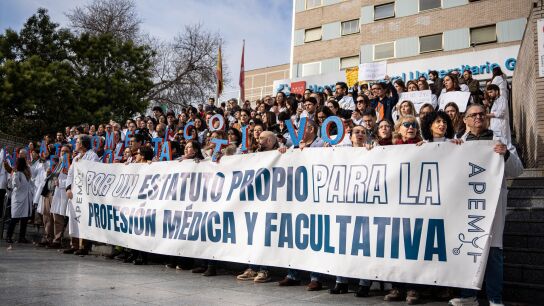 Imagen de archivo. M&eacute;dicos y personal sanitario durante una concentraci&oacute;n frente al Hospital Gregorio Mara&ntilde;&oacute;n.