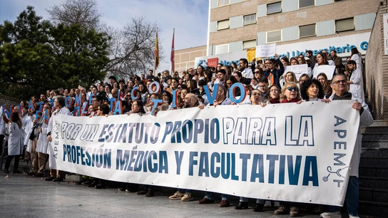 Imagen de archivo. Médicos y personal sanitario durante una concentración frente al Hospital Gregorio Marañón. Imagen de archivo. Médicos y personal sanitario durante una concentración frente al Hospital Gregorio Marañón.