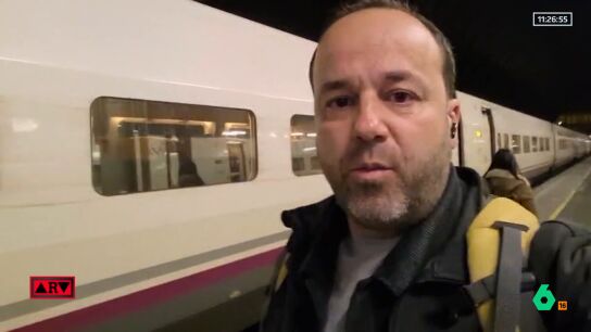 Juanjo Cu&eacute;llar se sube al primer tren Sevilla-Madrid en la reapertura del servicio