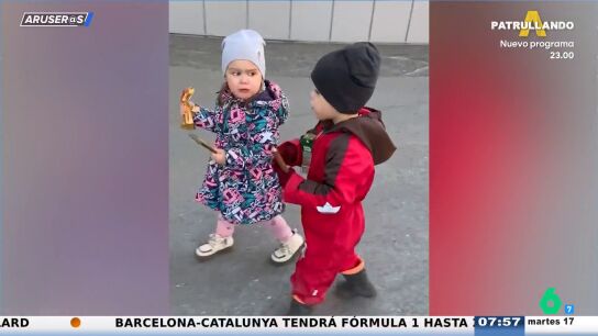 El divertido v&iacute;deo viral del n&ntilde;o que est&aacute; enamorado... pero la ni&ntilde;a, no tanto