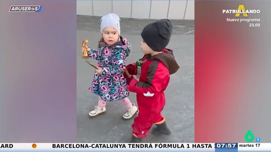 El divertido vídeo viral del nño que está enamorado... pero la niña, no tanto El divertido vídeo viral del nño que está enamorado... pero la niña, no tanto
