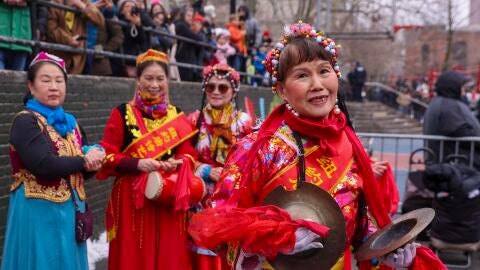 La gente celebra el Año Nuevo Lunar en el barrio de Chinatown de Manhattan, Nueva York