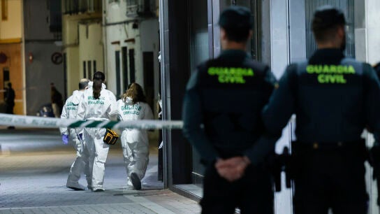 Agentes de la Guardia Civil acceden a lugar del crimen en Xilxes (Castell&oacute;n).