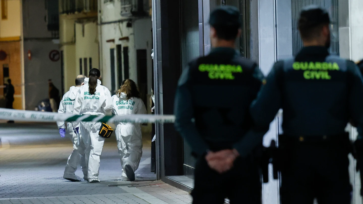 Agentes de la Guardia Civil acceden a lugar del crimen en Xilxes (Castellón). Agentes de la Guardia Civil acceden a lugar del crimen en Xilxes (Castellón).