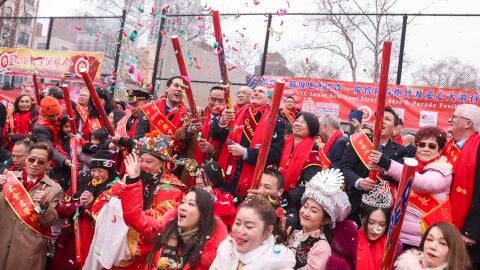 La gente celebra el Año Nuevo Lunar en el barrio de Chinatown de Manhattan, Nueva York